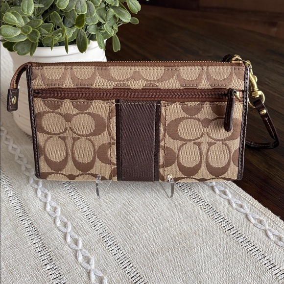 Coach Signature strip Zippy Wallet/Wristlet NEVER USED! - Picture 2 of 14
